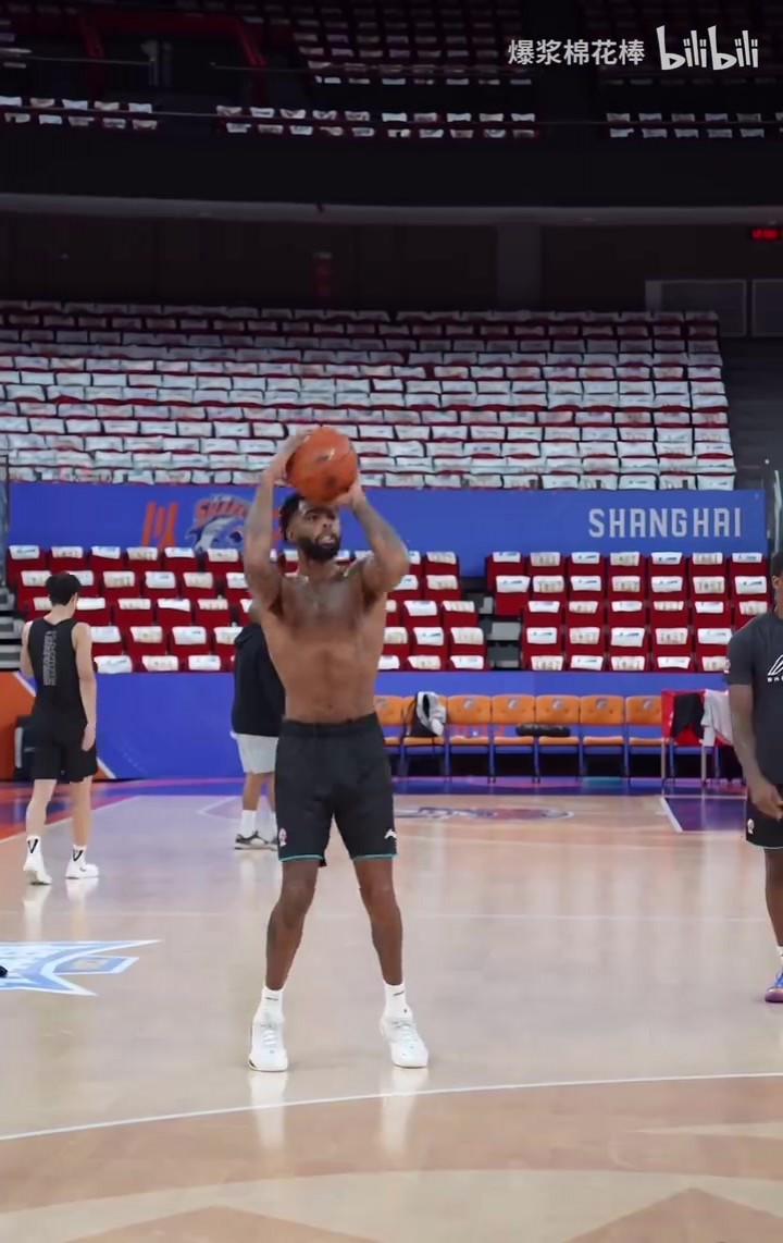 在NBA不算大塊頭的拉塞爾這身肌肉在CBA是什麽水平？
